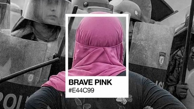Ibu kerudung pink yang jadi simbol keberanian. [X]
